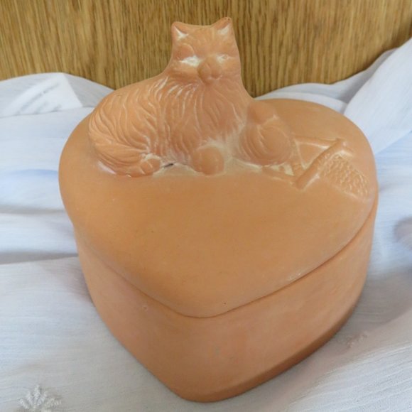 *Vintage* Terracotta Heart Shaped CAT Trinket Box (F52) - Picture 1 of 5